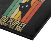 Schwarze Katze, die ich drinnen Bleibe, weil es zu Schneidebrett (Ecke)