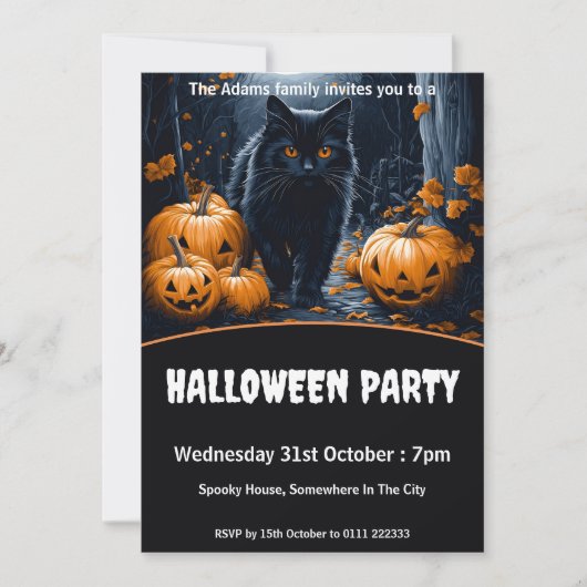 Schwarze Katze durch waldliches Halloween-Party wa Einladung (Vorderseite)