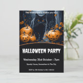 Schwarze Katze durch waldliches Halloween-Party wa Einladung (Stehend Vorderseite)