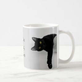 Schwarze Katze entspannen auf dem Sofa Kaffeetasse
