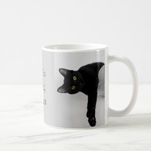 Schwarze Katze entspannen auf dem Sofa Kaffeetasse