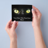 Schwarze Katze, gelbe grüne Augen, Schneefall und  Flyer (Gruppe)
