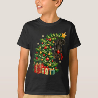 Schwarze Katze hängt am Weihnachtsbaum festliches T-Shirt