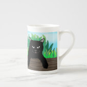 Schwarze Katze hängt, Porzellantasse (Rechts)