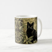 Schwarze Katze im dichten Wald Kaffeetasse (VorderseiteRechts)