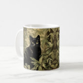 Schwarze Katze im dichten Wald Kaffeetasse (Vorderseite Links)