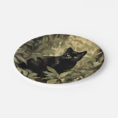 Schwarze Katze im dichten Wald Pappteller (Schrägansicht)