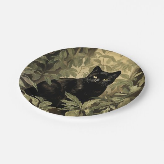 Schwarze Katze im dichten Wald Pappteller (Schrägansicht)