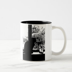 Schwarze Katze im Fenster Zweifarbige Tasse