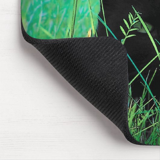 Schwarze Katze im Gras Mousepad (Ecke)