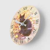 Schwarze Katze im Herbst-Foto Runde Wanduhr (Winkel)