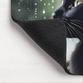 Schwarze Katze im Regenfenster Mousepad (Ecke)