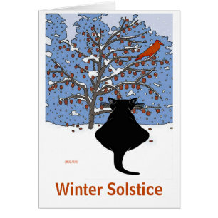 Schwarze Katze im Schnee mit Rotem Vogel