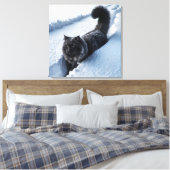 Schwarze Katze im tiefen Schnee Leinwanddruck (Insitu (Schlafzimmer))