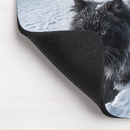 Schwarze Katze im tiefen Schnee Mousepad (Ecke)