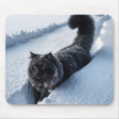 Schwarze Katze im tiefen Schnee Mousepad (Vorne)