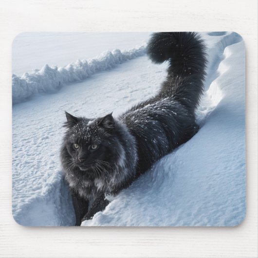 Schwarze Katze im tiefen Schnee Mousepad (Vorne)