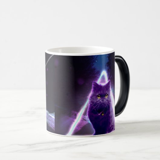 Schwarze Katze in blauem Neondreieck des Hipsters Verwandlungstasse (VorderseiteRechts)