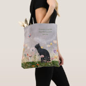 Schwarze Katze in Blume Tasche (Von Nahem)