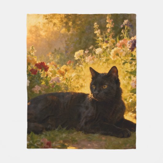 Schwarze Katze in den Blumen I Fleecedecke (Vorderseite)