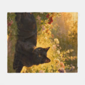 Schwarze Katze in den Blumen I Fleecedecke (Vorderseite (Horizontal))
