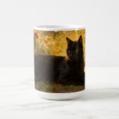 Schwarze Katze in den Blumen I Kaffeetasse (Mittel)