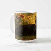 Schwarze Katze in den Blumen I Kaffeetasse (Vorderseite Links)