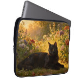 Schwarze Katze in den Blumen I Laptopschutzhülle (Vorne Rechts)