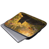 Schwarze Katze in den Blumen I Laptopschutzhülle (Vorne Knopf)