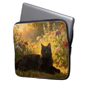 Schwarze Katze in den Blumen I Laptopschutzhülle (Vorderseite Links)