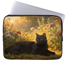 Schwarze Katze in den Blumen I Laptopschutzhülle