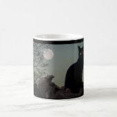 Schwarze Katze in einem Baum vor Vollmond Kaffeetasse (Mittel)