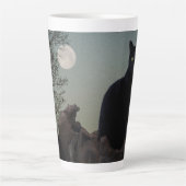 Schwarze Katze in einem Baum vor Vollmond Milchtasse (Vorderseite)