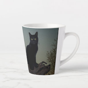 Schwarze Katze in einem Baum vor Vollmond Milchtasse