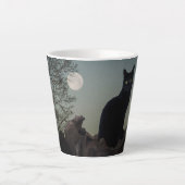 Schwarze Katze in einem Baum vor Vollmond Milchtasse (Vorderseite)
