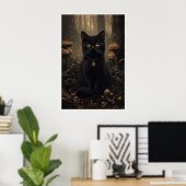 Schwarze Katze in einem dunklen Herbstwald mit Pil Poster (Heimbüro)