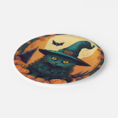 Schwarze Katze in einem Hexenhut Pappteller (Schrägansicht)