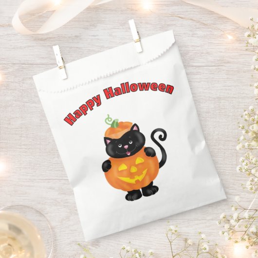 Schwarze Katze in einem Kürbiskostüm Geschenktütchen (Ausgeschnitten)