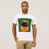 Schwarze Katze in einem Kürbismenmännchen-T - Shir T-Shirt (Vorne ganz)