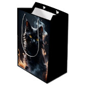 Schwarze Katze in einem Sumpf des Rauchens Mystifi Mittlere Geschenktüte (Rückseite Schrägansicht)