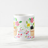 Schwarze Katze in einer Box mit Blumen Handgezeich Kaffeetasse (Mittel)