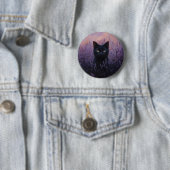 Schwarze Katze in einer Lavenderfelddarstellung Button (Beispiel)