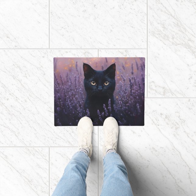 Schwarze Katze in einer Lavenderfelddarstellung Fußmatte (Indoor)