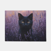 Schwarze Katze in einer Lavenderfelddarstellung Fußmatte (Vorderseite)