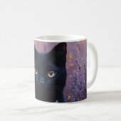 Schwarze Katze in einer Lavenderfelddarstellung Kaffeetasse (VorderseiteRechts)