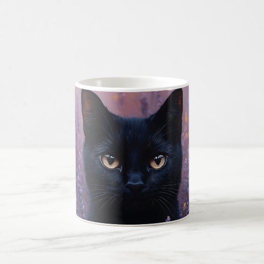 Schwarze Katze in einer Lavenderfelddarstellung Kaffeetasse (Mittel)