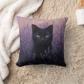 Schwarze Katze in einer Lavenderfelddarstellung Kissen (Decke)