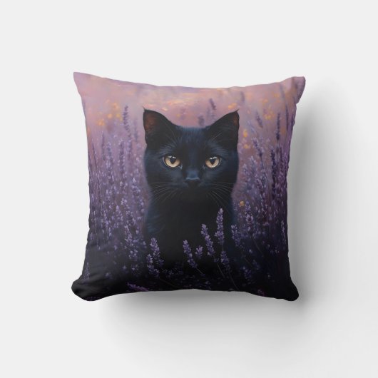 Schwarze Katze in einer Lavenderfelddarstellung Kissen (Vorderseite)