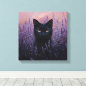 Schwarze Katze in einer Lavenderfelddarstellung Leinwanddruck (Insitu (Holzboden))