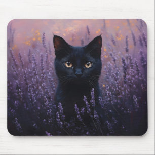 Schwarze Katze in einer Lavenderfelddarstellung Mousepad